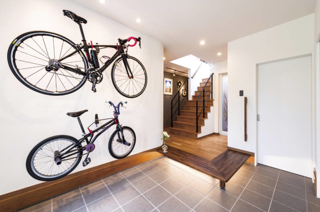 写真：自転車の整備ができるほど広々とした玄関